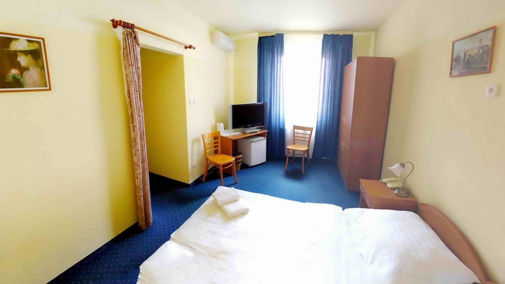 Corvin Hotel ジュール エクステリア 写真
